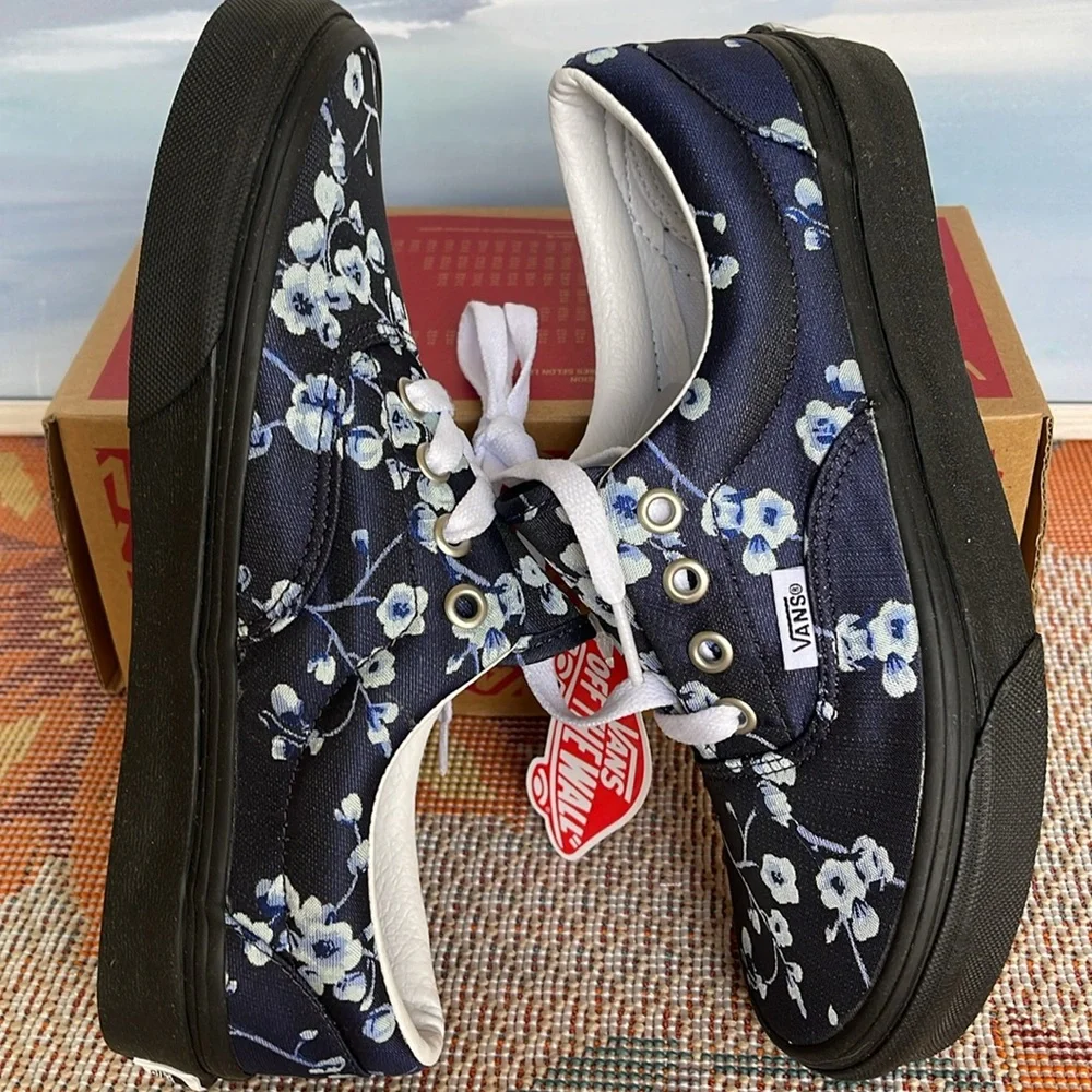 Vans WMNS Era
(Florals) Blue/Black
VNA4U39WYW
Sneakers - Picture 12 of 16